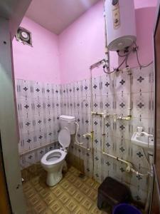 Ένα μπάνιο στο Hotel Vrindavan Near Vrindavan