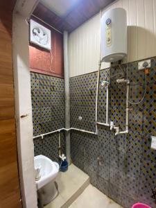 Ένα μπάνιο στο Hotel Vrindavan Near Vrindavan