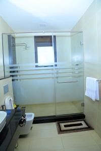 カンパラにあるThe Happy Nestのバスルーム(ガラス張りのシャワー、トイレ付)
