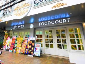 Σούπερ μάρκετ ή άλλα καταστήματα σε αυτό το ξενοδοχείο ή εκεί κοντά