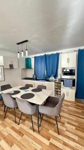 Una cocina con una mesa y sillas en una habitación. en STBJ Premium Villa, en Flic en Flac