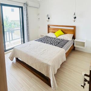 Un dormitorio con una cama y una ventana grande. en STBJ Premium Villa, en Flic en Flac