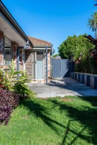 Zahrada ubytování Theme Park Retreat - Sunlit Stillness by the Pool