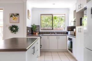 Kuchyň nebo kuchyňský kout v ubytování Theme Park Retreat - Sunlit Stillness by the Pool