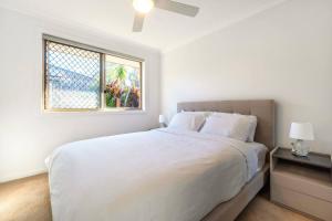 Postel nebo postele na pokoji v ubytování Theme Park Retreat - Sunlit Stillness by the Pool + 26 fotografií