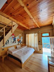 Ένα ή περισσότερα κρεβάτια σε δωμάτιο στο Yolo Hostel and Stays Sojha