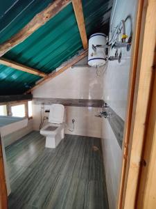 Ένα μπάνιο στο Yolo Hostel and Stays Sojha