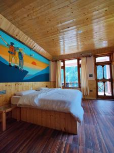 Ένα ή περισσότερα κρεβάτια σε δωμάτιο στο Yolo Hostel and Stays Sojha +30 φωτογραφίες