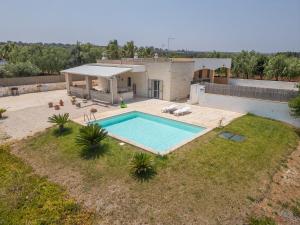 an aerial view of a house with a swimming pool at Villa Serenella in Carovigno