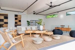 Posezení v ubytování Villa is located about 700 meters from the beach !!!