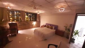 Ένα ή περισσότερα κρεβάτια σε δωμάτιο στο AGRAWAL BHAVAN BUDGET Stay only for indians couples friendly