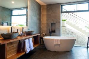 Koupelna v ubytování Villa is located about 700 meters from the beach !!! + 27 fotografií