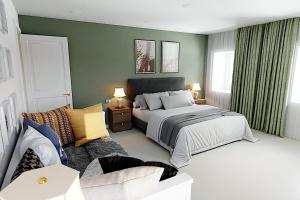 sypialnia z łóżkiem i kanapą w obiekcie Villa Acquarossa w mieście Acquarossa