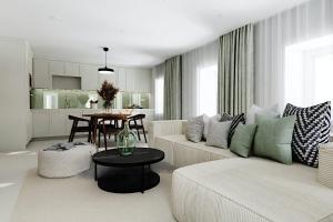 Villa Acquarossa في Acquarossa: غرفة معيشة مع أريكة وطاولة