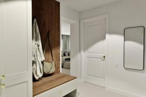 Villa Acquarossa في Acquarossa: ممر مع باب أبيض ومرآة