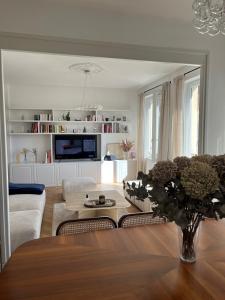 TV a/nebo společenská místnost v ubytování Appartement de charme au forum