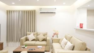 ein Wohnzimmer mit zwei Sofas und einem Fernseher in der Unterkunft MK luxury apartments in Riad