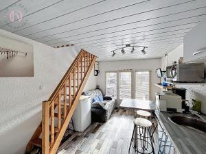 屈克Cocon Sable- 1CH Proche du Touquet的一间带楼梯的厨房和一间客厅 更多8张照片
