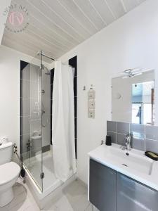 屈克Cocon Sable- 1CH Proche du Touquet的浴室里有马桶、洗手池和淋浴。