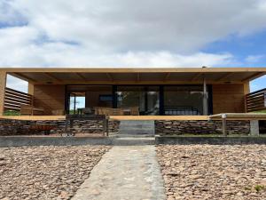 ein Haus am Strand mit einem großen Glas in der Unterkunft Arendsig Wine Estate and River Eco Cabin in Bonnievale + 3 Fotos