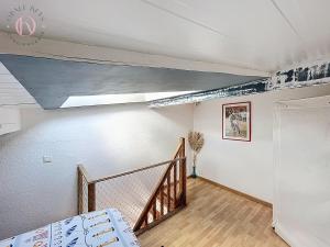 屈克Cocon Sable- 1CH Proche du Touquet的客房设有天窗和天花板。