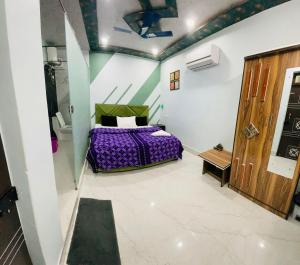 Postel nebo postele na pokoji v ubytování Rk Paying Guest House