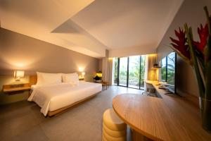 una camera da letto con un letto grande e un tavolo di Umahan Ubud ad Ubud Altre 39 foto