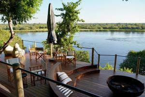 Výhled na řeku, která protéká v blízkosti chaty