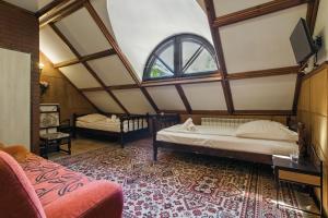 una camera mansardata con due letti e una finestra di Dwór Rychwałd a Rychwałd Altre 9 foto