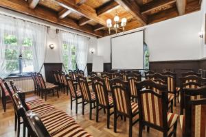 una sala conferenze con sedie e schermo di proiezione di Dwór Rychwałd a Rychwałd