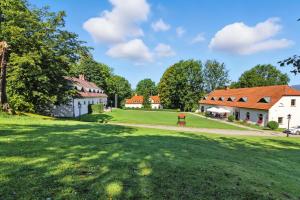un grande cortile con edifici e un campo erboso di Dwór Rychwałd a Rychwałd