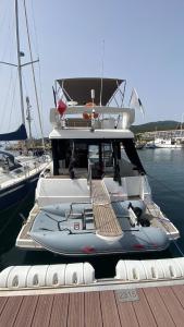 un bateau est amarré à un quai dans l'eau dans l'établissement luxueux bateau à quai, à Sari-Solenzara