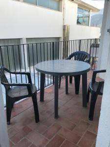 a table and two chairs sitting on a balcony at La Musclera L5, apartament aprop de la platja del Pas in Port de la Selva +7 photos