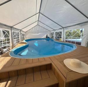 una gran piscina en una carpa en un yate en לה פטלונה - ווילה מהממת עם בריכה פרטית מחוממת ומקורה בכפר ורדים, en Kefar Weradim