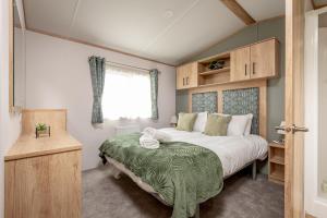 Postel nebo postele na pokoji v ubytování Lodge No 19 - St Andrews Lodge Park