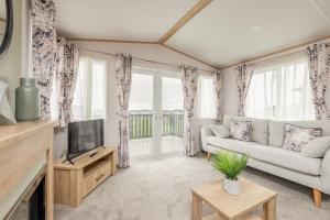 TV a/nebo společenská místnost v ubytování Lodge No 19 - St Andrews Lodge Park