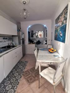 Kuchyň nebo kuchyňský kout v ubytování MARVELOUS SEA VIEW VILLA + 31 fotografií