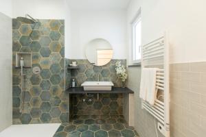 une salle de bains avec un lavabo et un miroir dans l'établissement B&B Il Castello, à Lipari 83 autres photos