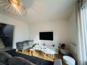 a living room with a couch and a table at Casa Grand Groupe in Sorges