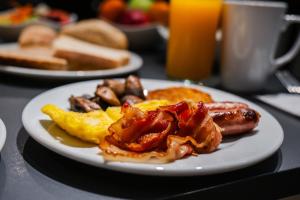 un plato de comida para el desayuno sobre una mesa en Onyx Hotel, en San Julián 169 fotos más