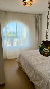 Postel nebo postele na pokoji v ubytování Beachfront Apartment Sabinillas