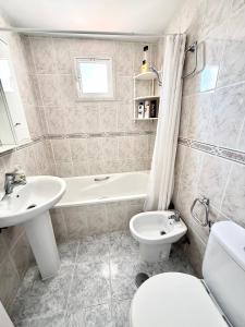 Koupelna v ubytování Beachfront Apartment Sabinillas + 11 fotografií