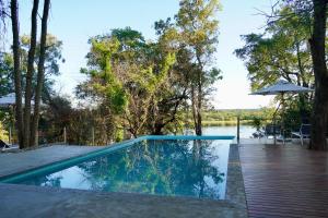 Bazén v ubytování RiverDance Lodge nebo v jeho okolí + 39 fotografií