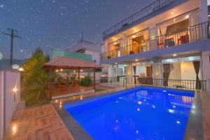 eine Villa mit Swimmingpool bei Nacht in der Unterkunft EMPYREAN STAY ll MYSTICAL VILLA ll 4BHK ll AC ll PRIVATE POOL ll in Lonavla