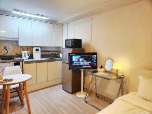 Kuchyň nebo kuchyňský kout v ubytování Stay Yeon + 9 fotografií