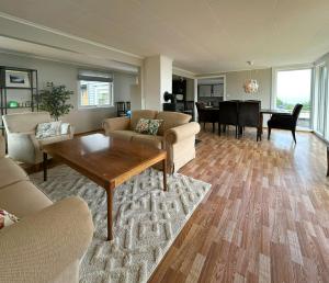 Posezení v ubytování Smuk Hytte Med Havudsigt I Lyngmyr