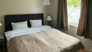 Postel nebo postele na pokoji v ubytování Smuk Hytte Med Havudsigt I Lyngmyr