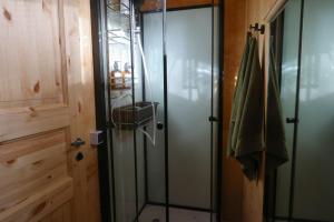 Koupelna v ubytování Here & Now Forest Cabin + 23 fotografií