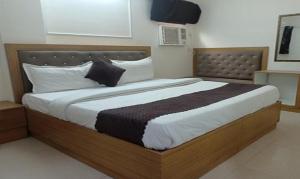 een slaapkamer met een groot bed in een kamer bij FabHotel The Rivlet Centre in New Delhi +18 foto's