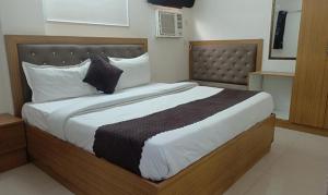 een slaapkamer met een groot bed in een kamer bij FabHotel The Rivlet Centre in New Delhi